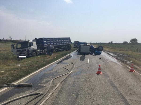 На Ставрополье в ДТП попали фура и трактор, есть пострадавший